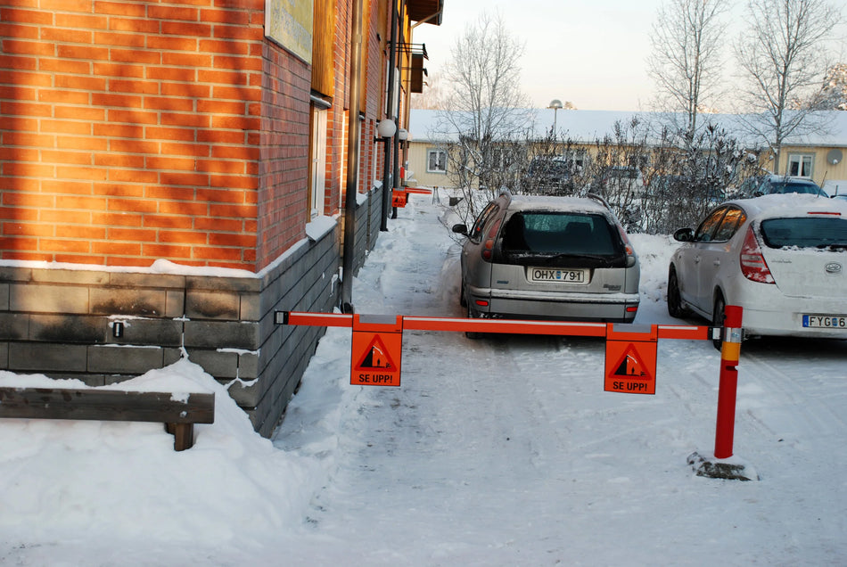 Isidor fritstående stolpe med fod til snørasbom