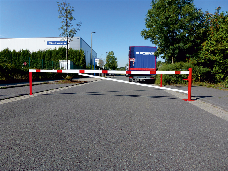 Svingbarriere med afstivningsrør og træktovsforstærkning