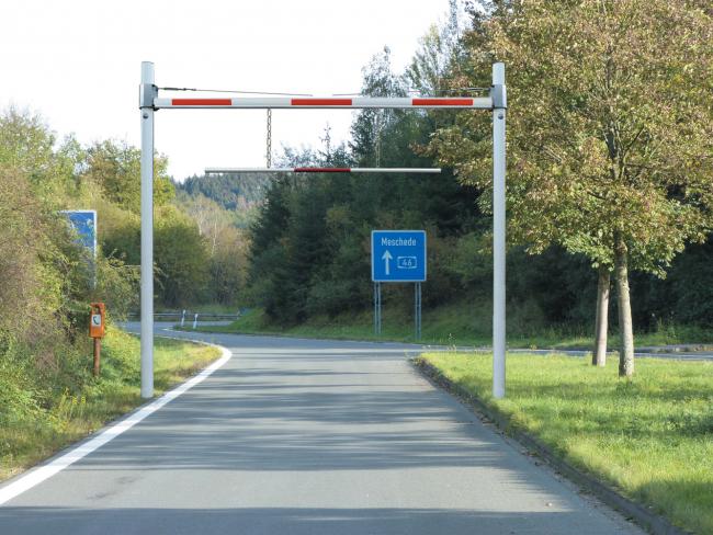 Fast højdebegrænsningsbom